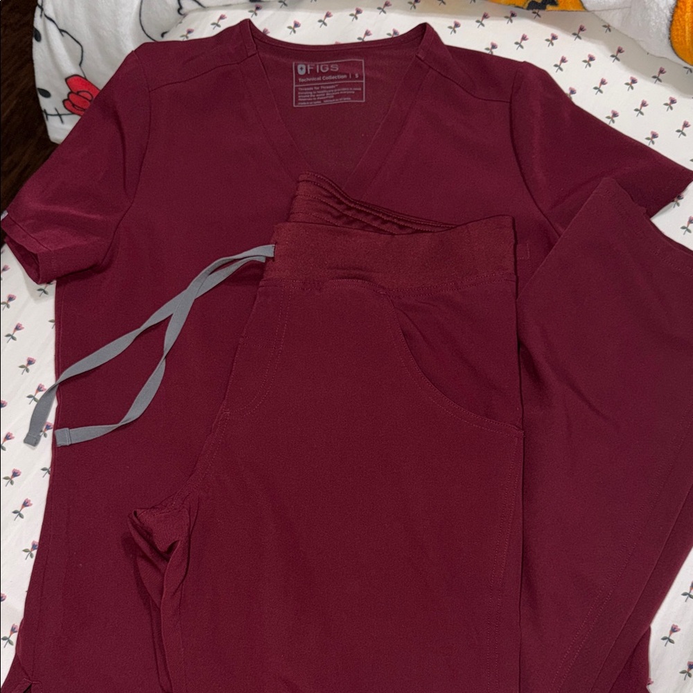 Figs V-Neck Scrub Set in Wine